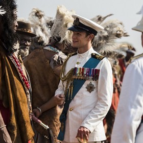 Honorář Matta Smithe byl mnohem vyšší než odměna hlavní hvězdy prvních dvou sérií, herečky Claire Foy. To vyvolalo bouřlivou diskuzi.