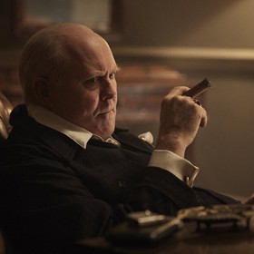 Herec John Lithgow, který ztvárnil Winstona Churchilla, si musel kvůli „správnému" přízvuku strkat do nosu kousky bavlny.