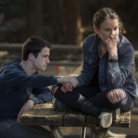 Seriál Proč? 13x proto vznikl na motivy knihy Třináctkrát proto od Jaye Ashera.