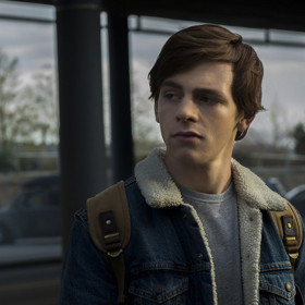 V seriálu bychom našli spoustu odkazů na klasické horory. Herci nosí třeba podobné oblečení. V případě Harveyho to je Noční můra v Elm Street a Johnny Depp, který si v této klasice zahrál. 