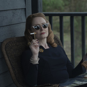 Teta Zelda čte ráda noviny. A pokaždé v jiném jazyce.