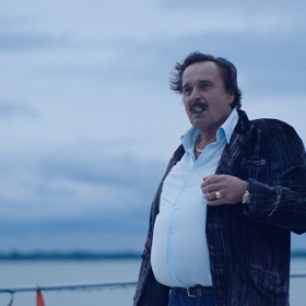 Film Sviňa vznikl na motivy stejnojmenné knihy slovenského novináře Arpáda Soltésze, který se inspiroval vraždou Jána Kuciaka a jeho partnerky.