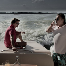 Titulní píseň si vzala na starosti kapela Hrdza, která je známá tím, že přetváří lidové písně do moderního hávu. 