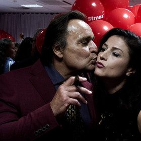 „Rozhodli jsme se vytvořit film, který by odhalil charakter lidí, kteří jsou u moci,“ řekl režisér Rudolf Biermann.