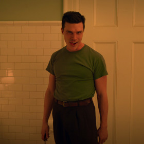 Finn Wittrock si během natáčení vytvořil playlist z hard rockové a vážné hudby, který ho vždy dostal do správné nálady, jež mu umožňovala věrohodně ztvárnit sériového vraha Edmunda Tollesona.