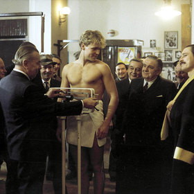 Film Pěsti ve tmě sleduje skutečný příběh Vildy Jakše, boxera a letce 311. československé bombardovací peruti RAF. Pro účely natáčení však bylo změněno jeho příjmení na Jakub. Na snímku z filmu jsou Marek Vašut, Josef Vinklář, Čestmír Řanda st. a úplně vpravo Josef Nedorost.