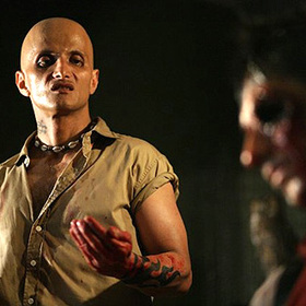 Členové kultu se právě připravují na lidskou oběť, a proto unesou jednoho z trojice výletníků. Nedopadne to pro něj dobře.