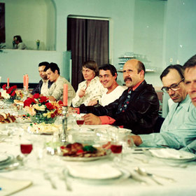 Hvězdně obsazená (Kemr, Menšík, Dvořák, Nárožný, Krampol) komedie pojednává o hornících, kteří razí heslo – parta hic, práce nic. Pak se stanou součástí experimentu s pitím mléka.