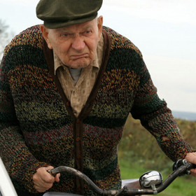 Ve filmu Bobule se floutek Honza dozví, že jeho děda, kterého dlouho neviděl, je vážně nemocný. A tak se se svým kamarádem Jirkou, s nímž jede ve spoustě podvodů, vydá na Moravu...