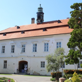 Zámek v Liteni nejprve zničili za druhé světové války Rusové. Později jej zkonfiskovali komunisté a jeho vybavení rozkradli.