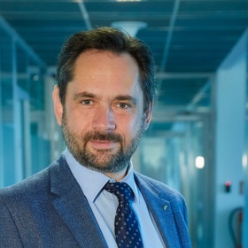 Vítka Klímu už známe – přestěhoval se s rodinou do Prahy z Libverdy, protože dostal lepší místo. Zatím se mu ale v novém působišti moc nelíbí. Pomůže mu kolegyně Dita překonat problémy? 