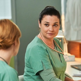 Sestřička Táňa pracuje na traumatologii. Navenek se vypadá jako vyrovnaná usměvavá žena, ale uvnitř je plná pochybností.