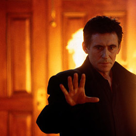 Ve Stigmatech si Gabriel Byrne zahrál kněze, ve filmu Konec světa zase Satana. To jsou paradoxy.