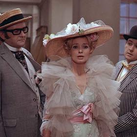 Postavu Gwen Williams měla původně ztvárnit španělská herečka Josefa Flores González, známá jako Marisol. Když ale Španělé odstoupili od koprodukce, ujala se role Jana Brejchová.