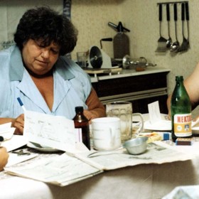 "A tati, bila tě taky tvoje maminka?" 
"Ne, jenom ta tvoje." Maminku Škopkovou skvěle zahrála Helena Růžičková.