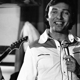 Horníkům, sedícím u piva a rumu, přijde o výhodách pití mléka zazpívat sám Karel Gott.