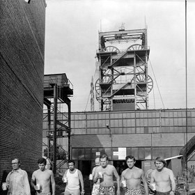 Nahota představovala pro Josefa Kemra problém, všimněte si, jak je oblečen v porovnání se svými kolegy.