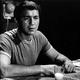 Jiřímu Krampolovi se jeho role, a potažmo celý film, moc nelíbila. Nemohl skousnout fakt, že jako horník bude pít mléko. V minulých dobách však některé nabídky nešly odmítnout.
