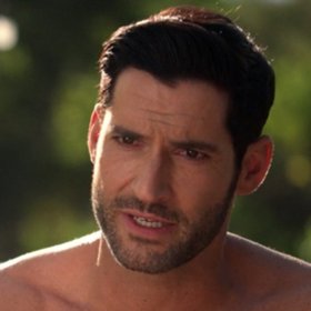 Tom Ellis nemá s nahotou Lucifera problém. 