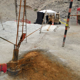 Vrt, skrze který se v tubusech horníkům dodávaly potraviny a oblečení. 