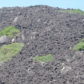 Starousedlíci se snaží turisty odrazovat od výšlapu na prokletou horu, je to přece jenom jejich posvátné místo. Ale marně.