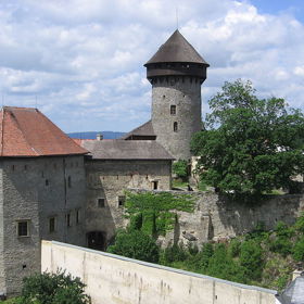 V roce 1942 jej zabraly jednotky SS. Podle tehdejších fám se měly na hradě provádět tajné rituály, v podzemním jezeře se prý zase testovaly ponorky...
