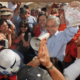 Chilský prezident Sebastián Piñera s prvním vzkazem od horníků, v němž napsali, že jsou v pořádku.