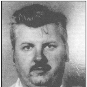 „Klaun zabiják“ John Wayne Gacy (17. 3. 1942) utvrdil mnoho lidí v tom, že klauni jsou děsivá stvoření. Jako Pogo bavil děti na večírcích a v nemocnicích. Jako Gacy znásilnil a zabil 33 mladých chlapců. Za své počínání byl odsouzen k trestu smrti.