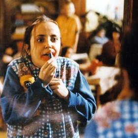 Ve snímku si zahrály i skutečné chovankyně ústavu pro mentálně postižené.