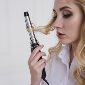 Zkuste si například vytvořit plážové vlny, jsou sexy a přidají vlasům objem.