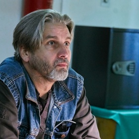 Kšeftař Mikulka vstoupil do života Márovi, který se snaží sehnat každou korunu pro rychle se rozrůstající rodinu. Jenomže obchody s takovým člověkem mohou vyjít hodně draho.