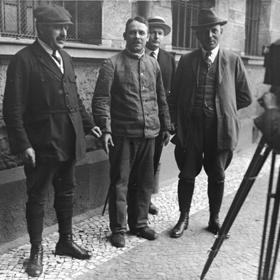 Karl Haarmann (25. 10. 1879) své oběti znásilnil, pak jim prokousl hrdlo a nakonec je nakrájel na řízky.