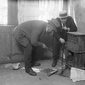 Policisté zkoumají vrahova kamna pro další možné důkazy.