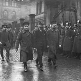 Hans Grans (uprostřed). Vrahův komplic a milenec. Nikdy však nevraždil.