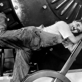 Moderní doba zaznamenala úspěch kamkoliv se podívala, jen v Německu se moc nelíbila ministerstvu propagandy. Joseph Goebbels ji zakázal promítat.