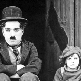 Ty, které byly povolné, často skončily s koláčem ve vlasech. Takovou měl komik úchylku. Rád po nahých ženách házel koláče.