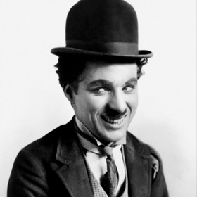 Charlie Chaplin vynalezl takzvaný castingový gauč. Když chtěla herečka roli, musela si ji „zasloužit".