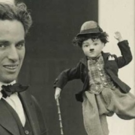 Herecký talent vynesl Charlieho Chaplina brzy na samý vrchol kinematografie. Jeho soukromý život se často podobal šílenému filmu. Byl celkem čtyřikrát ženatý, ale tři první vztahy se brzy ukázaly jako nešťastné. Teprve Oona O'Neill se dokázala přizpůsobit životu vedle známého komika do té míry, že manželství vydrželo až do jeho smrti...