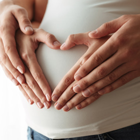 Komunikovat s miminkem v bříšku by měl i budoucí otec. Dítě si zvykne na jeho hlas, a ten mu pak přijde známý.