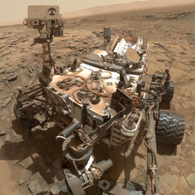 Selfie si pořídilo i vozítko Curiosity na Marsu a jako pozdrav jej poslalo svým autorům na Zem.