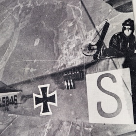 Za první světové války si pořídil selfie pilot vojenského letadla. Dokázal to díky fotoaparátu připevněnému na vzpěře křídla.