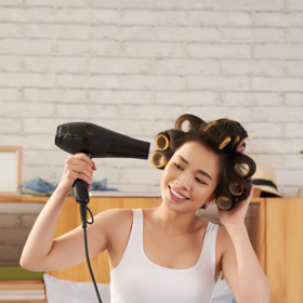 Pro větší objem vyfénujte vlasy u kořínků nebo používejte natáčky.