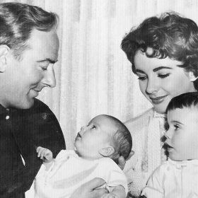 Druhý manžel Elizabeth Taylorové byl o dvacet let starší herec Michael Wilding. Narodili se jim dva chlapci, ale to vztah nezachránilo. Důvodem byly rozdíly v úspěšnosti kariéry.