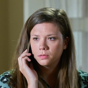 Herečka Eva Hacurová dostala k Vánocům krásný dárek. Do roka a do dne se bude vdávat. V seriálu ale řeší úplně opačné starosti. Její brigáda na erotické lince může vztah s Bedřichem úplně zlikvidovat.