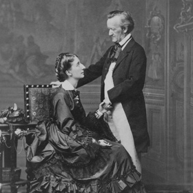 Umělci bývají rozporuplní a citliví lidé. Také Richard Wagner hledal inspiraci v lásce, a to i mimo manželství, což jeho ženě Minně rozhodně nelze závidět. Nakonec našel štěstí u vdané Cosimy. Trpělivost se vyplatila a po letech, kdy on ovdověl a ona se rozvedla, stanuli před oltářem. Vzali se v roce 1870, když už měli tři nemanželské děti.