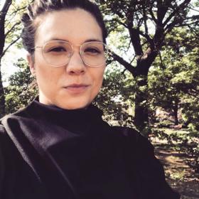 Eva Hacurová je krásná žena. V Ulici ji známe jako Alici, která si dokáže s lecčím poradit.