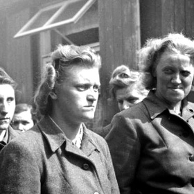 Irene Haschke (na fotografii je v popředí) byla jednou z přibližně 3 700 dozorkyň, které se podílely na válečných zločinech v koncentračních táborech.