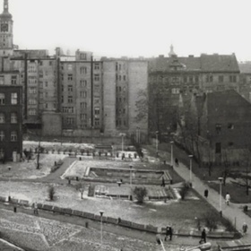 V roce 1970 tady po Kotvě ještě nebylo ani vidu, ani slechu. O pět let později už bylo všechno jinak a Československo se mohlo chlubit výstavním obchodním domem.