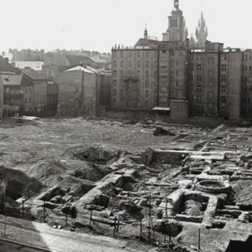 Začátek výstavby nového luxusního obchodního domu Kotva. První zákazníci tady nakupovali už za tři roky.