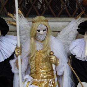 Dnes můžeme masku morového lékaře potkat na karnevalu v Benátkách.